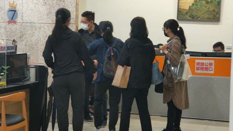 蔡女的阿姨、弟弟等人在銘傳大學陪同下前往二殯。黃子騰攝