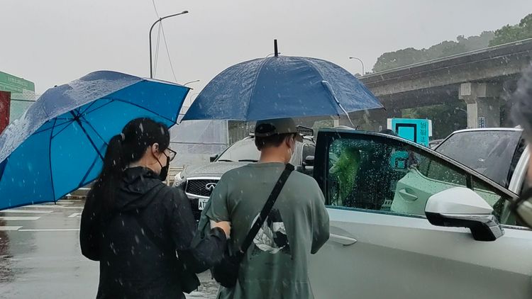 蔡女家屬低調離開。黃子騰攝