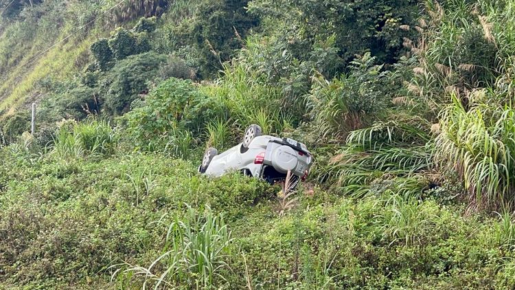 休旅車翻覆墜山谷，造成2人無呼吸心跳、3人輕傷。侯昌騰攝
