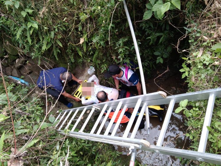 警消、警方聯手將老伯固定在擔架上。警方提供