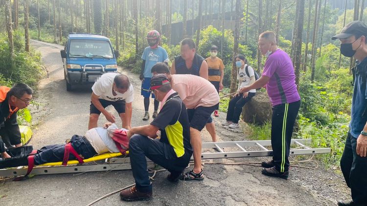 老伯經送醫後暫無大礙。警方提供