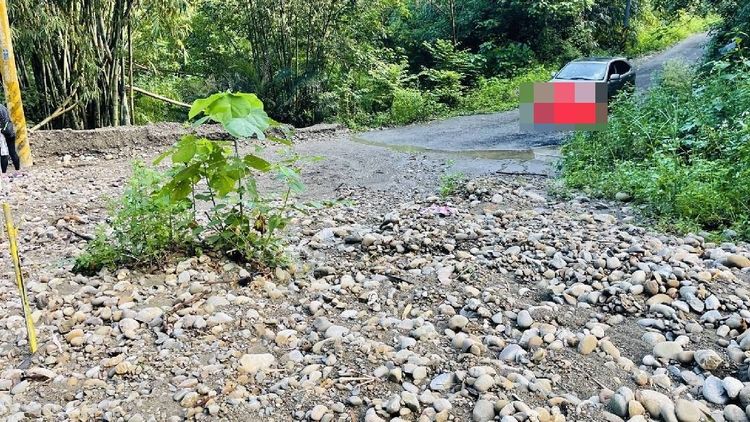 昨日上午七點斗六咬狗段產業道路上滿布遭雨水沖刷下土石，影響通行。蘇治芬提供