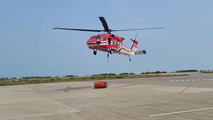 南竿鄉環資局廚餘場發生山林大火，調派花蓮駐地直升機馳援灌救。空勤提供