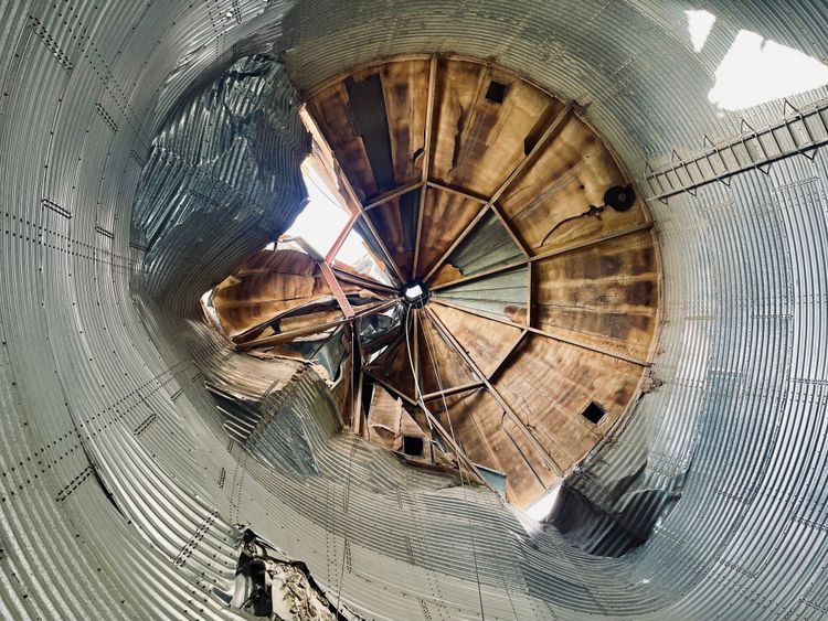 關山鎮農會碾米加工廠的稻米儲存筒倉震垮破損嚴重。古和純攝。