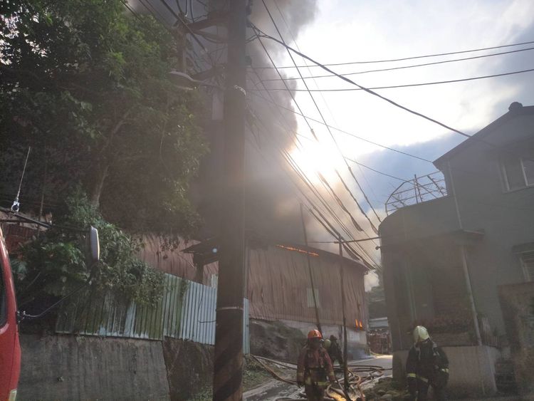 警消佈水線搶灌救。翻攝畫面