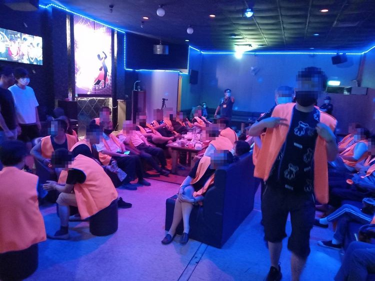 警方查獲35名上門賭客。翻攝畫面