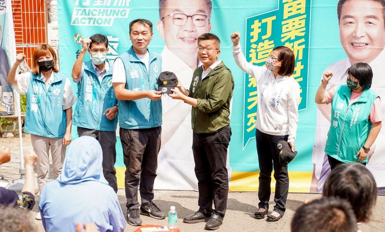蔡其昌受民進黨苗栗縣4名縣議員參選新秀，到苗栗為他們加油打氣。蔡其昌競總提供