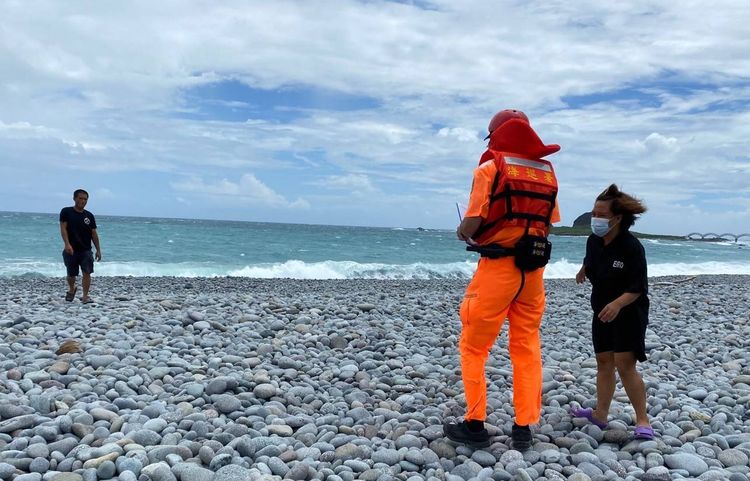 海巡員巡視岸際，驅離觀浪遊客。第一三岸巡隊提供