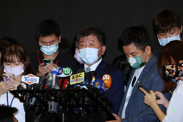 莊瑞雄（右2）說提政見不是作為比賽。葉志明攝