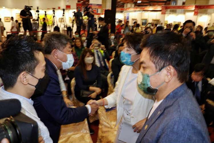 陳時中與黃珊珊握手致意。葉志明攝