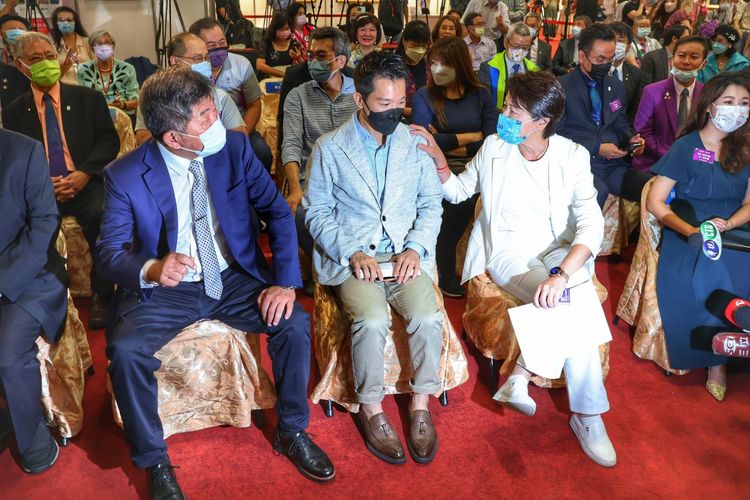 黃珊珊（右）說陳時中（左）終於跟上時代。葉志明攝