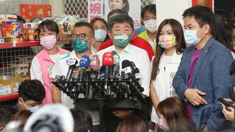 陳時中（中）批評，政府自己要有定見。葉志明攝