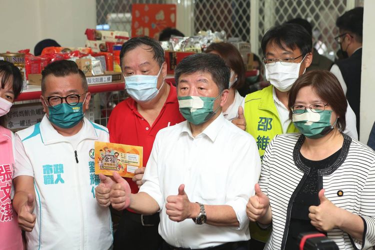 陳時中（中）說慈濟是一個大愛的團體。葉志明攝