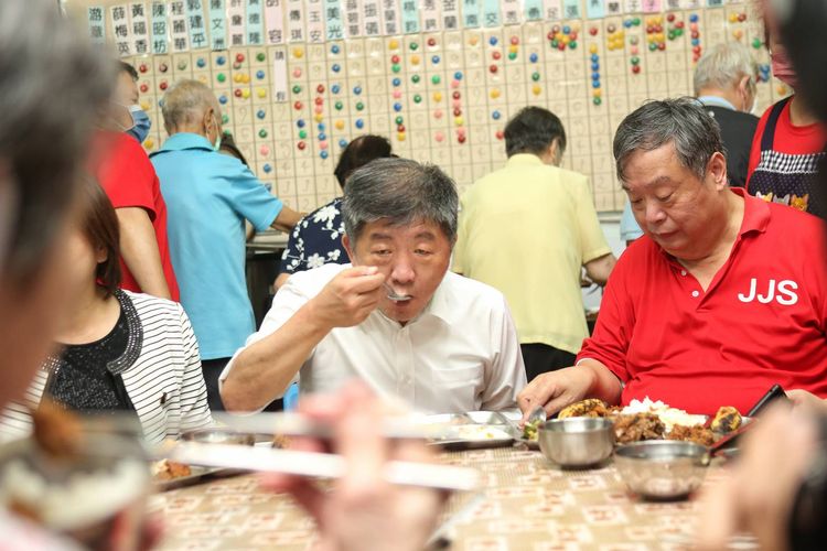 陳時中（中）說，讓需要的人用不到疫苗才是傷害民眾身體。葉志明攝