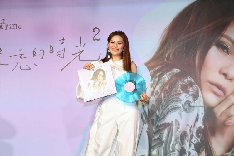 周蕙拿出藍膠秒歪樓。葉志明攝