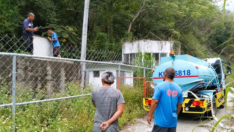 自來水公司調度2台大型水車協助供水。台東縣府提供