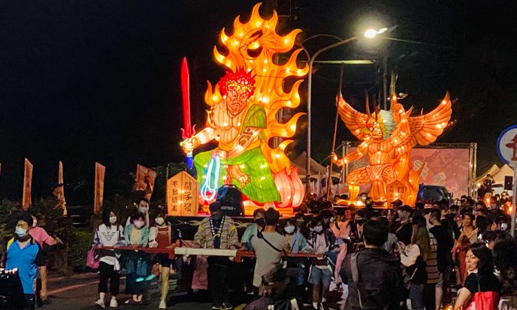 關子嶺守護神「不動明王」花燈夜巡,揭開熱鬧慶典。王志弘攝