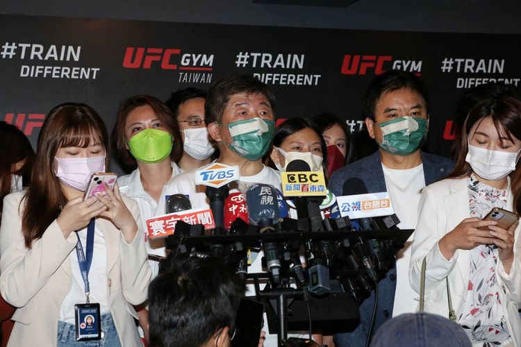 陳時中（中）強調自己提出的都是紮紮實實的政見。葉志明攝