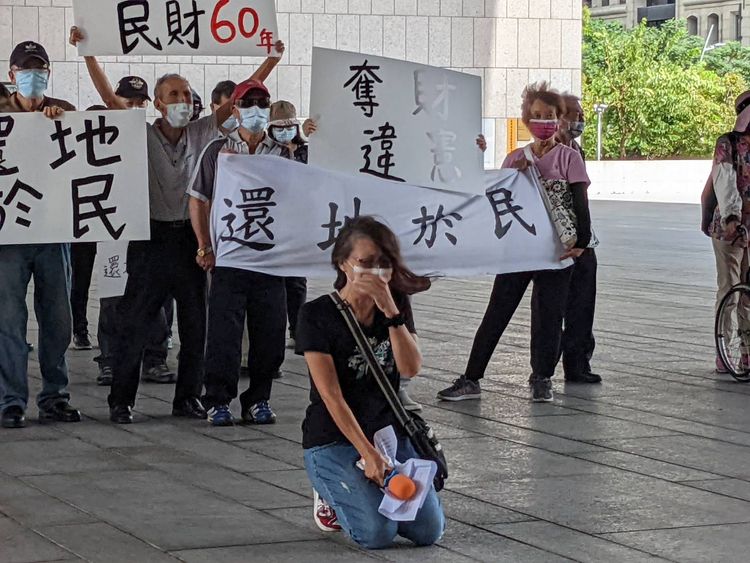 現場一名自救會成員居住此地六十年，激動下跪。王鈞生攝