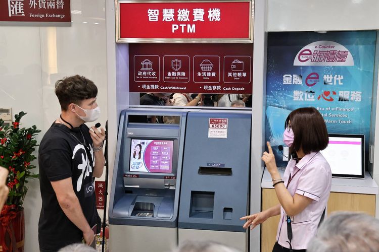 台銀智慧繳費機提供雙語提示，外籍人士也可輕鬆繳費。葉志明攝