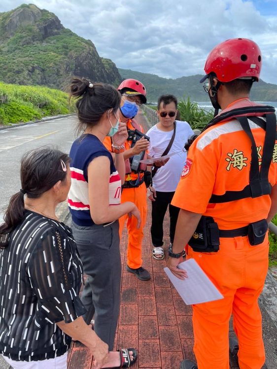 海巡勸離觀浪遊客。第一三岸巡隊提供
