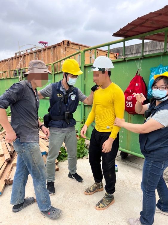 桃園市專勤隊查獲失聯移工。桃園市專勤隊提供