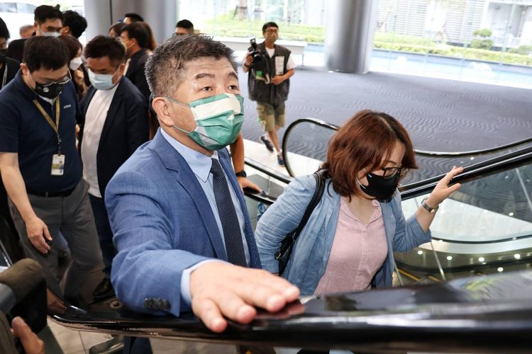 陳時中（左）說，要和張國煒談企業的韌性思考面。葉志明攝