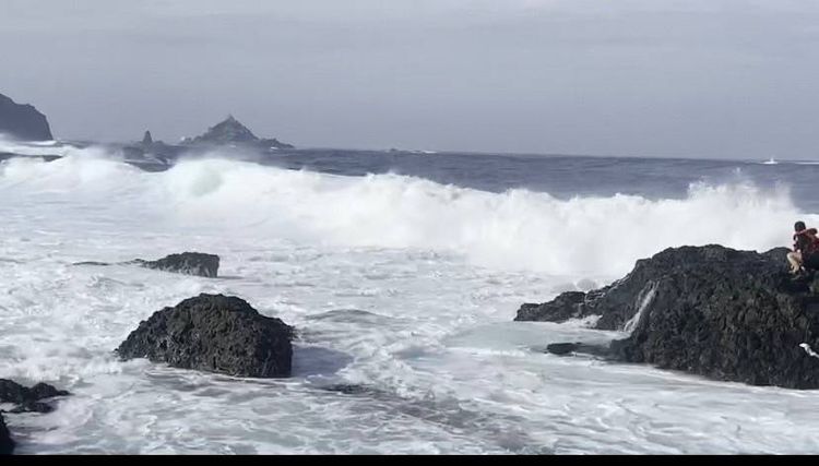大浪襲擊礁石區。第一三岸巡隊提供