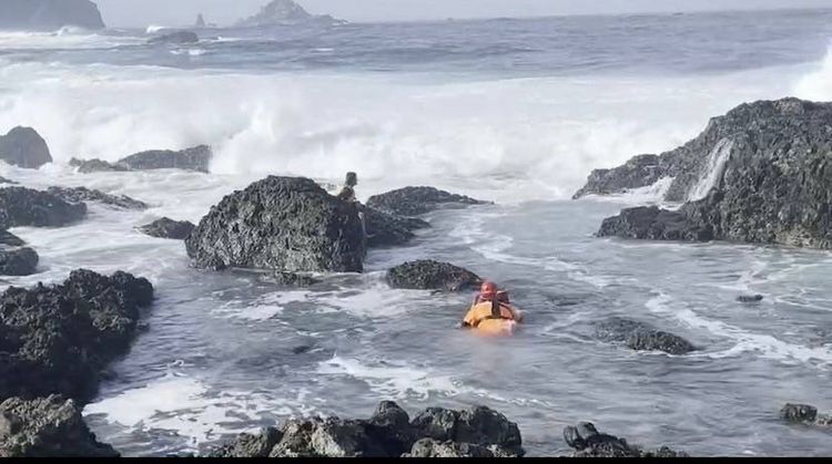 海巡員救援觀浪民眾。第一三岸巡隊提供