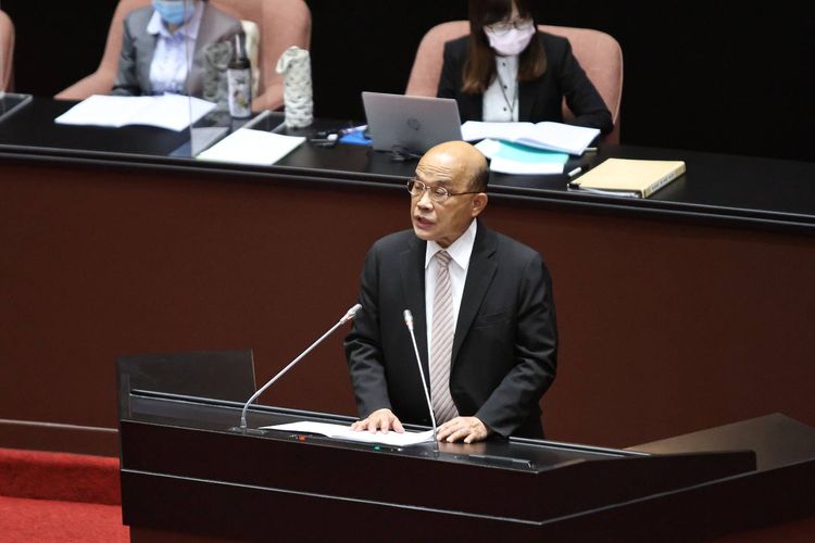 蘇貞昌今早在立法院進行施政報告，公開向因疫喪生者家屬表達哀悼。葉志明攝