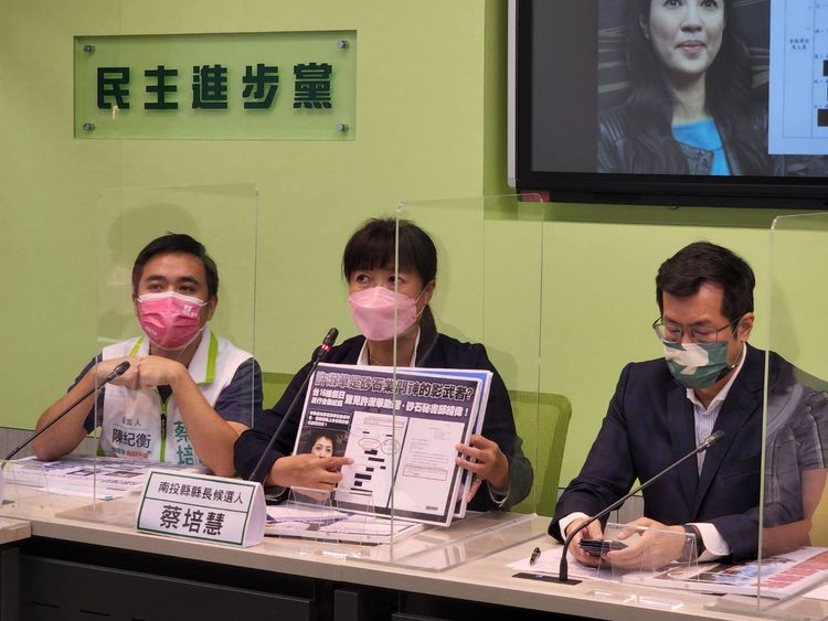 蔡培慧（中）質疑，呼籲許淑華應該出來面對，不要「花瓶擺前面、黑道站後面」。蔡培慧提供