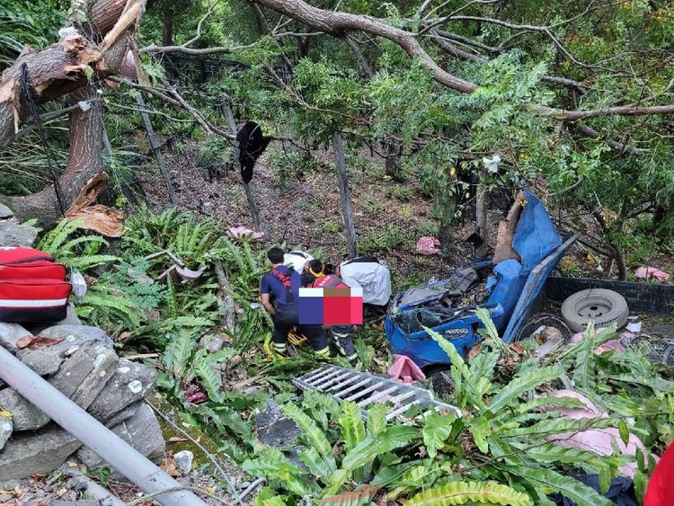 潘男車輛衝出路旁掉落山谷。大武分局提供