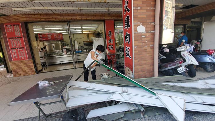 餘震發生後，滷肉飯店的騎樓天花板突然掉落，還好當時店內僅剩一名客人及時逃開。王勇超攝