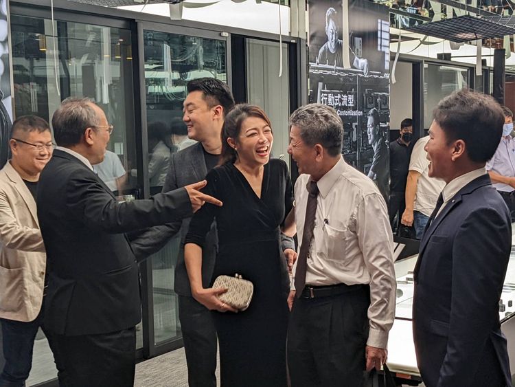 全台首次有鋁門窗業者進駐百貨，現場不少大咖建商都到場。王鈞生攝