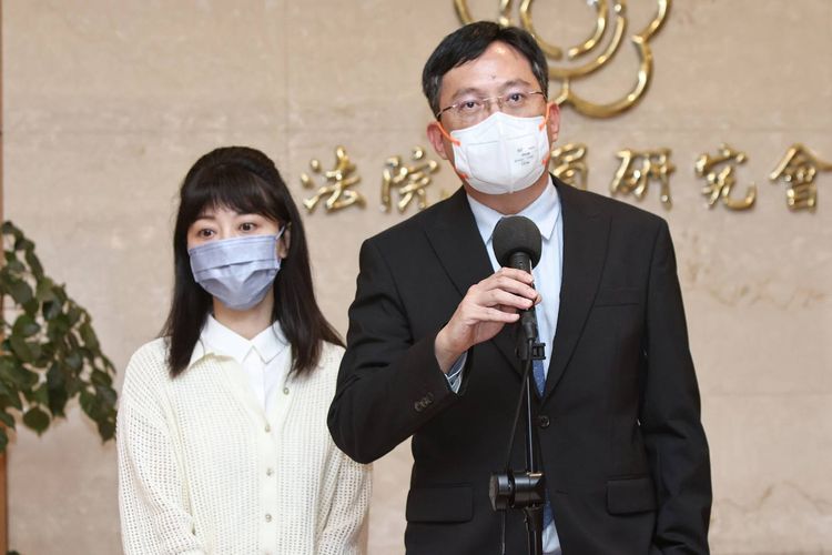 高嘉瑜今天下午在律師李永裕陪同下，於立法院召開記者會。葉志明攝