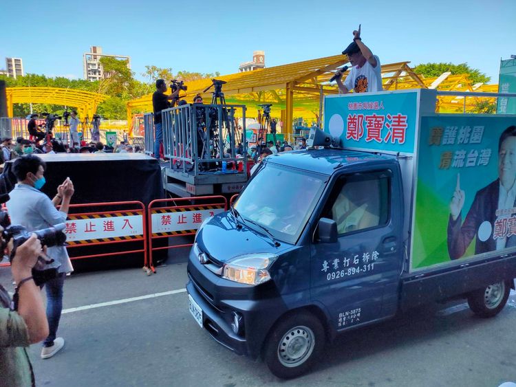 抗爭民眾拿著大聲公嗆聲。葉志明攝