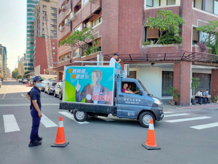 鄭寶清支持者離開現場。葉志明攝