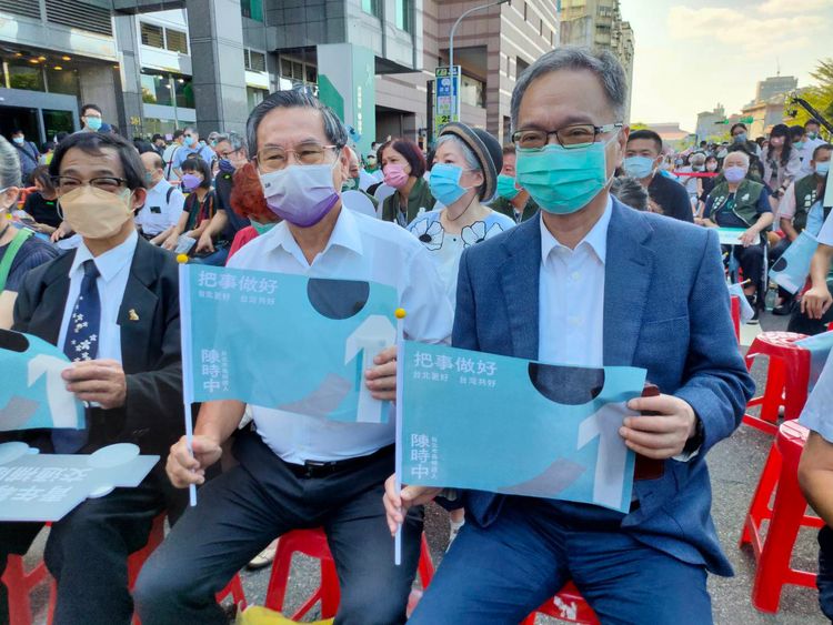 薛瑞元（右）和涂醒哲到場挺陳時中。葉志明攝