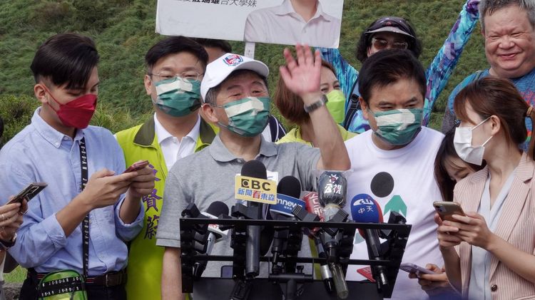 陳時中（中）說在爬山過程中大多由謝金河主講。葉志明攝