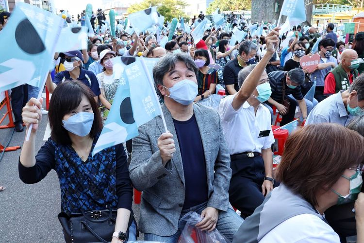 尤香玉（左）和王必勝（左2）一起揮舞旗子。葉志明攝