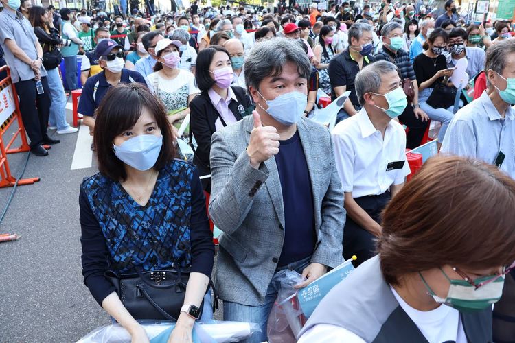 王必勝（左2）和太太尤香玉一起現身力挺陳時中。葉志明攝