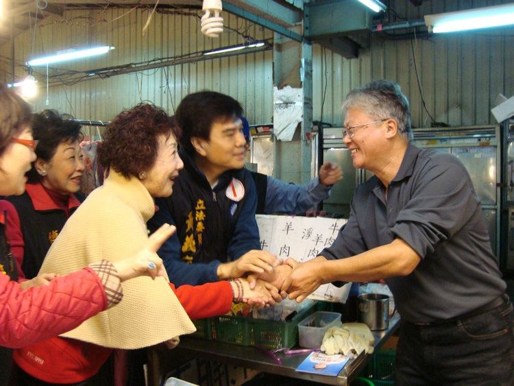 邵曉鈴也曾陪同黃義交掃街拜票。翻攝黃義交臉書