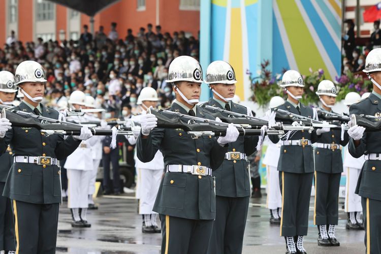 三軍儀隊花式操槍。彭欣偉攝