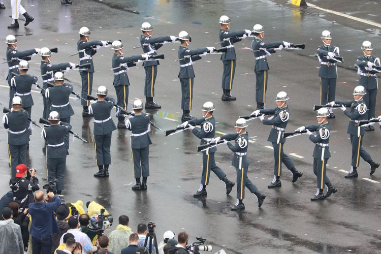 三軍儀隊花式操槍。鄭孟晃攝