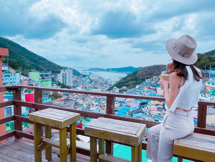 找一家喜歡的咖啡廳，賞景喝咖啡也相當愜意。黃盈甄攝