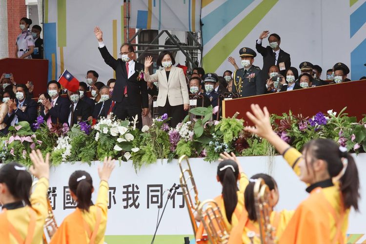 總統蔡英文、副總統賴清德與立法院長游錫堃向橘高校學生揮手。葉志明攝