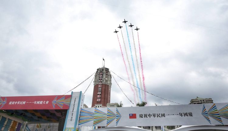 雷虎小組衝場，飛越總統府。葉志明攝