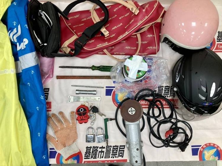 曾男持砂輪機等工具破壞機台。讀者提供