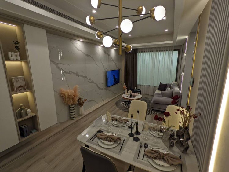 樣品屋2房設計大面寬客餐廳，格局方正、光線自然通透，室內零走道設計、另有獨立玄關空間設計。王鈞生攝