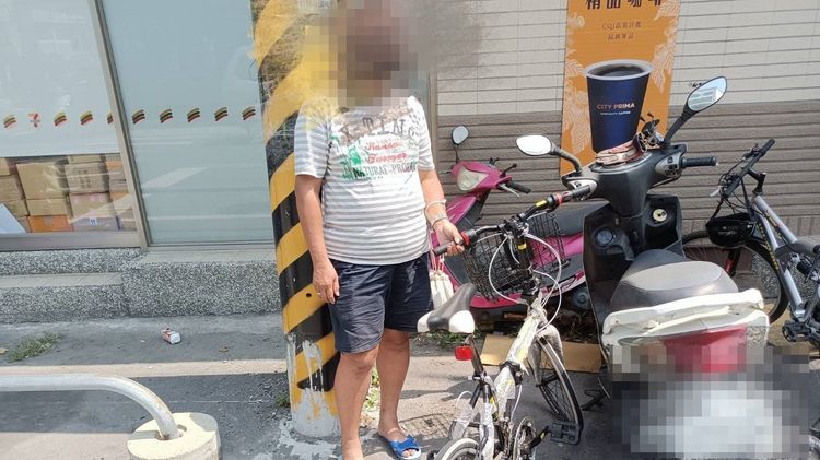 劉姓女子和弟弟騎腳踏車去偷機車代步。民眾提供